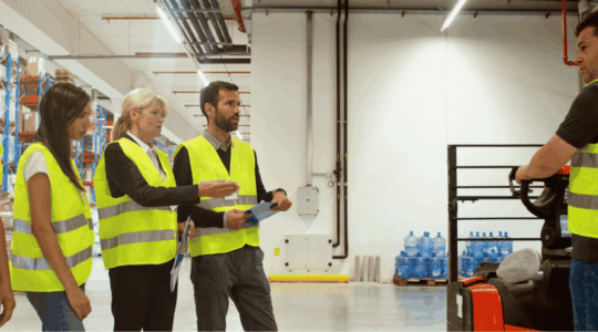 Manager-training-workers-on-forklift-safety