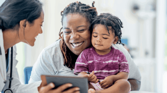 Mother-and-child-visit-doctor