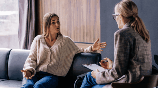 upset-woman-talks-to-mental-health-pro