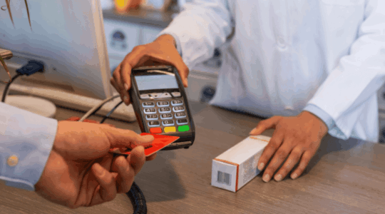 customer-paying-prescription